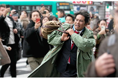 青島俊作、新宿を疾走！『踊る大捜査線 N.E.W.』クランクイン＆場面写真公開 画像