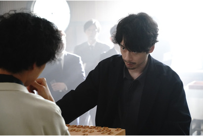 坂口健太郎「みんなそれぞれ傷や色んな事を抱えている」『盤上の向日葵』出演者インタビュー特別映像 画像