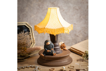 『ファンタスティック・ビースト』魔法動物ベビーニフラーを表現したランプが発売 11月7日より 画像