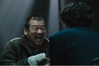 興収10億円超え『爆弾』スズキタゴサクを怪演する佐藤二朗、“10円ハゲ”を作り上げた断髪式映像解禁 画像