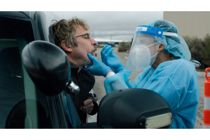 鼻グリグリ、アンチマスク…コロナ禍の小さな町に迫るカオスの予兆捉える『エディントンへようこそ』シーン写真解禁 画像