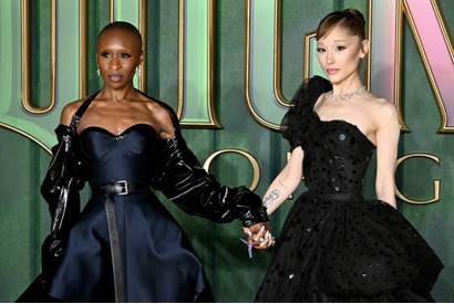 アリアナ・グランデ、『ウィキッド 永遠の約束』プレミアでファンに抱きつかれ恐怖の表情 シンシア・エリヴォの対応に称賛の声 画像