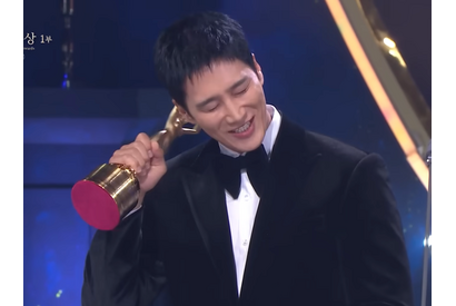 俳優アン・ボヒョン、父親の誕生日に人生初の“青龍トロフィー”を獲得！「今日は必ず連絡します」 画像