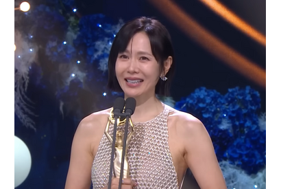 2度目の主演賞に感激…ソン・イェジン、出産後の復帰が大成功！「夢がまた叶った」 画像