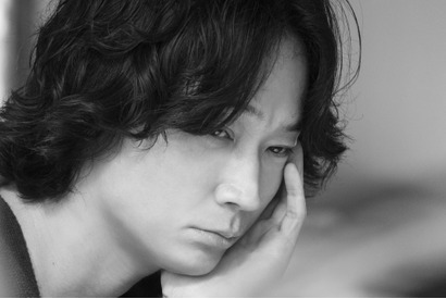 「街を一緒に散歩してくれればいい」綾野剛演じる愛をこじらせた作家の日常『星と月は天の穴』 画像