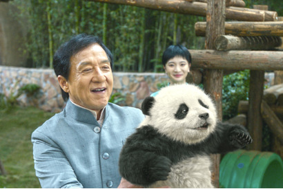 ジャッキー・チェンがパンダを愛でる…中国で予想外のヒット『パンダプラン』場面写真 画像