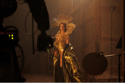 アン・ハサウェイが自分を見失った歌姫を演じる　A24『Mother Mary』予告編 画像