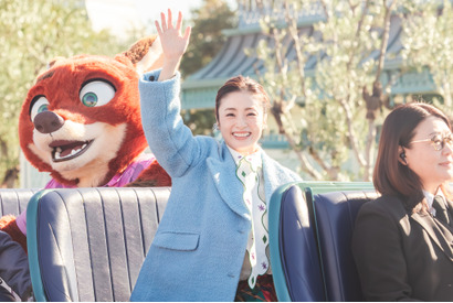 【ディズニー】上戸彩がサプライズでパレードルートに登場！スペシャルグリーティング、『ズートピア２』公開初日に開催 画像