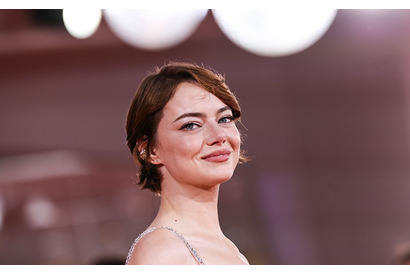 『Bugonia』の役作りで髪を剃り落としたエマ・ストーン、ヨルゴス・ランティモス監督を“道連れ”丸坊主に 画像