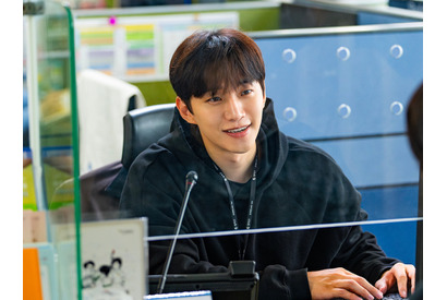 現金と飲酒が超能力の源!? ジュノ主演Netflix新作『CASHERO』スチール写真公開 画像