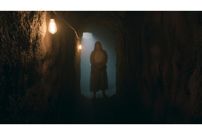 誰もいるはずのない廃墟の街に謎の老婆が…その正体は？『シェルビー・オークス』本編映像＆場面写真 画像