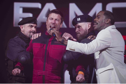 トム・クルーズが「笑い転げ、ハラハラしながら、ポップコーンを食べ過ぎた」と大絶賛『ランニング・マン』新写真 画像