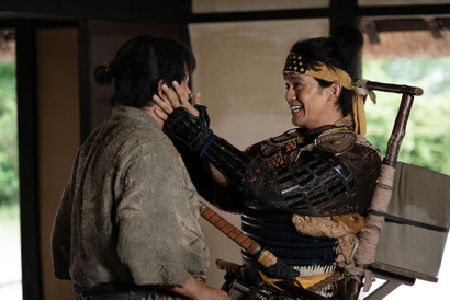 大河ドラマ「豊臣兄弟！」第1話あらすじ・場面写真　村のピンチを救ったのは8年ぶりに村に帰ってきた兄の藤吉郎だった…1月4日放送 画像