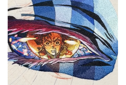 恐怖の猗窩座が再来！瞳に映る炭治郎の緊張も伝わるスーパーリアル刺繍の秘密とは？ 画像