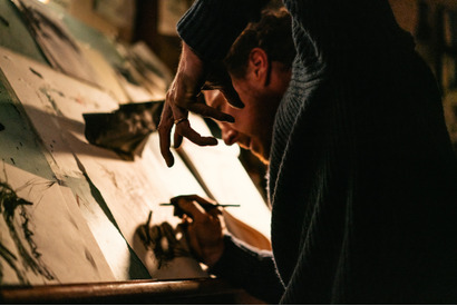 ベネディクト・カンバーバッチが正体不明の“カラス”に付きまとわれる『フェザーズ その家に巣食うもの』3月公開　特報映像も解禁 画像