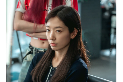 冷徹エリートから新米社員へ。パク・シネのギャップ演技が炸裂『Missホンは潜入調査中』に反響 画像