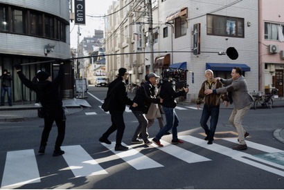 ブレンダン・フレイザー、日本に溶け込む役作りを明かす　柄本明との撮影風景も『レンタル・ファミリー』メイキング画像 画像