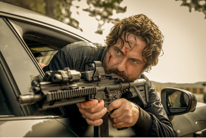 ジェラルド・バトラーが銃弾飛び交う緊迫のカーチェイス繰り広げる『アウトローズ』本編映像 画像