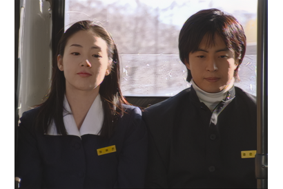 “ヨン様”ペ・ヨンジュンと“ジウ姫”チェ・ジウの初々しさたっぷりの制服姿『映画 冬のソナタ 日本特別版』場面写真解禁 画像