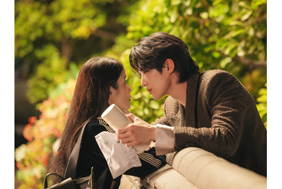 まるで本物の熱愛スクープ？『21世紀の大君夫人』IU×ビョン・ウソクの2ショット解禁！ 画像