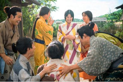 「今からペアルック？」池松壮亮“秀吉”＆浜辺美波“寧々”の着物に視聴者注目…「豊臣兄弟！」6話 画像