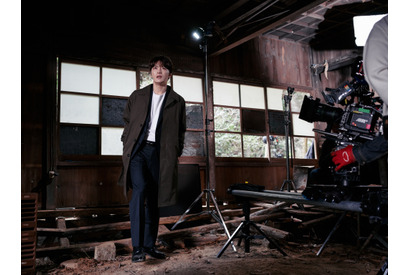 廃神社で撮影中のジェジュン、メイキング写真『神社　悪魔のささやき』入プレ第3弾も決定 画像