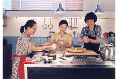 看板メニューはおにぎり　ヘルシンキの小さな食堂描く『かもめ食堂』20周年記念で2週間限定上映 画像