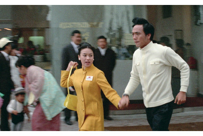 ジュディ・オングが1970年の大阪万博を駆け回る『万博追跡 2Kレストア版』場面写真 画像