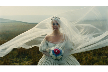 衣装カラーは“黒・赤・白”の3色のみ！マーゴット・ロビーのドレスが話題『嵐が丘』特別映像 画像