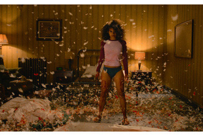 「燃える斧は実用的」無双メイド演じたザジー・ビーツが壮絶バトル語る『ゼイ・ウィル・キル・ユー』場面写真も 画像