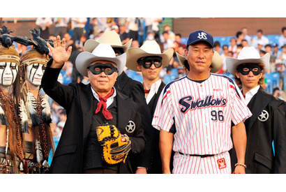 野村克也、“キモサベ”は「サッチー（笑）」…『ローン・レンジャー』始球式に登場 画像