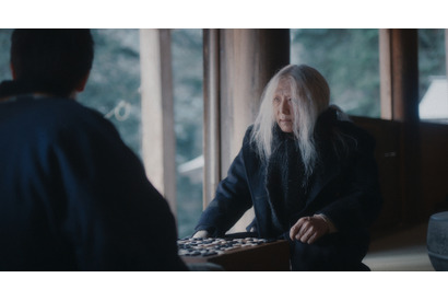 碁盤に向かい合う若い男と老人…高橋一生主演、不思議な妖怪がモチーフとなった映画『脛擦りの森』場面写真 画像