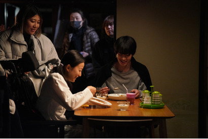 “息子”山時聡真が“難病の母”菅野美穂の爪を切る場面も…『90メートル』笑顔あふれる撮影現場のメイキング写真 画像