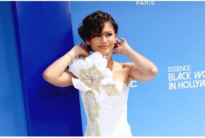 ゼンデイヤ、結婚の噂に言及？「私の姓がバレる」とジョークも　『The Drama』特設チャペルで挙式したカップルのもとにサプライズ登場 画像