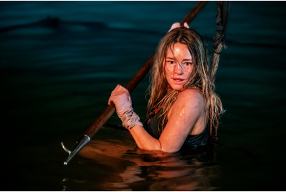 “サメ大好き”デンジャラス船長＆絶対絶命の主人公捉える『デンジャラス・アニマルズ 絶望海域』場面写真 画像