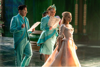 『ウィキッド 永遠の約束』アリアナ・グランデ歌唱の新曲「ザ・ガール・イン・ザ・バブル」本編映像 画像