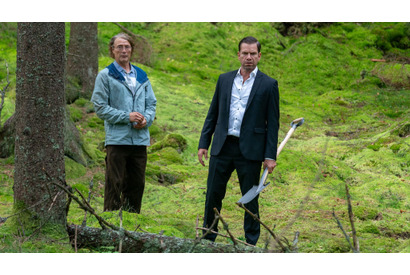 マッツ・ミケルセンが記憶を失いジョン・レノンに？『さよなら、僕の英雄』6月19日公開決定 デンマーク興行記録を塗り替えた話題作 画像