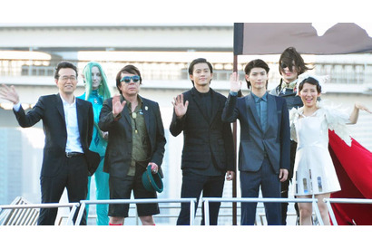 小栗旬＆三浦春馬、松本零士デザインの船に海賊旗を掲げ東京湾をクルーズ！ 画像