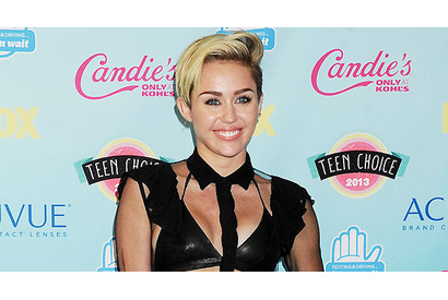 マイリー・サイラス、ショートヘアにうんざりして育毛促進サプリメントを摂取 画像