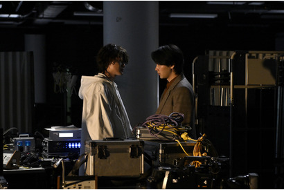 中村倫也と神木隆之介が対峙！ 映画『君のクイズ』、物語の核心に迫る緊迫の場面写真20点解禁 画像