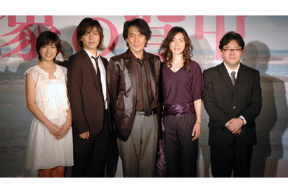 役所広司、今井美樹が「本当の家族になった」と口を揃えた『象の背中』完成会見 画像