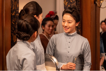 「風、薫る」第13回あらすじ・場面写真　身分を偽り、鹿鳴館の給仕になった直美の下に海軍中尉の小日向がやってくる…4月15日放送 画像