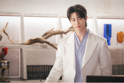 IU×ビョン・ウソクが花火の演出に感嘆！「21世紀の大君夫人」1話・2話ビハインド映像公開、特別出演のホ・ナムジュンも登場 画像