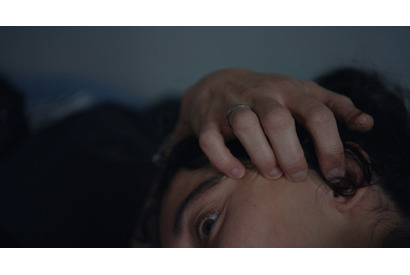 双眼鏡の先に見えたゴミ袋の中身とは…『KEEPER／キーパー』本編映像＆不気味さ満載の場面写真 画像