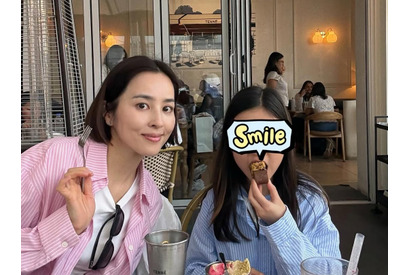 ハン・ヘジン、愛娘とのんびりカフェデート！仲良し母娘の姿に“ほっこり”【PHOTO】 画像