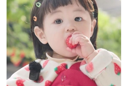 「ママにそっくり」シム・ヒョンタクの愛息子ハルくん、おかっぱ頭で可愛い“いちご王子”に！ 画像