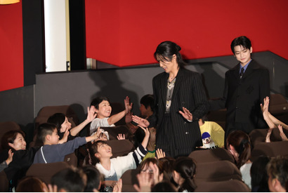 子どもたちとハイタッチも！目黒蓮＆高橋文哉、ファミリー試写会サプライズ登壇で会場大盛り上がり 画像