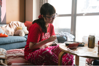 黒木華“限界オタクな素顔”、南沙良“妊婦役初挑戦”！『マジカル・シークレット・ツアー』場面写真 画像