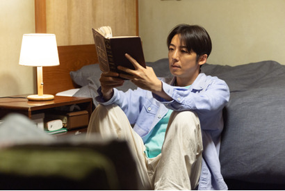 「手掴みでハンバーガー食べてる？」高橋一生“光誠”の食事シーンに視聴者注目　光誠と英人が入れ替わっている可能性も…？「リボーン」6話 画像