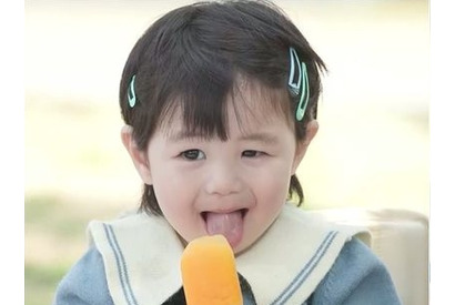 “モグモグ顔“が可愛いすぎる♥シム・ヒョンタクの愛息ハルくん、生れて初めてのアイスクリームを食べた反応は… 画像